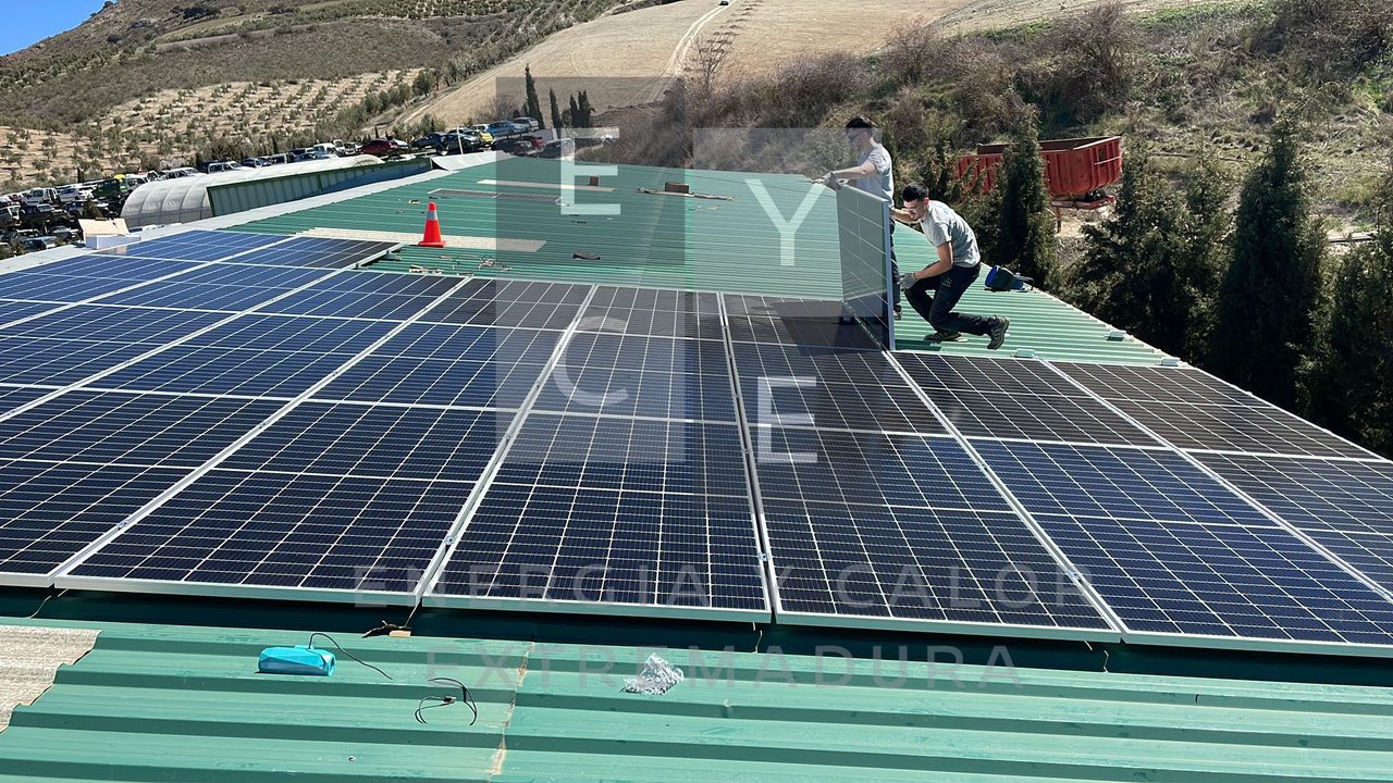 Instalación de sistema fotovoltaico en industria de Huelma. - feat huelma 1
