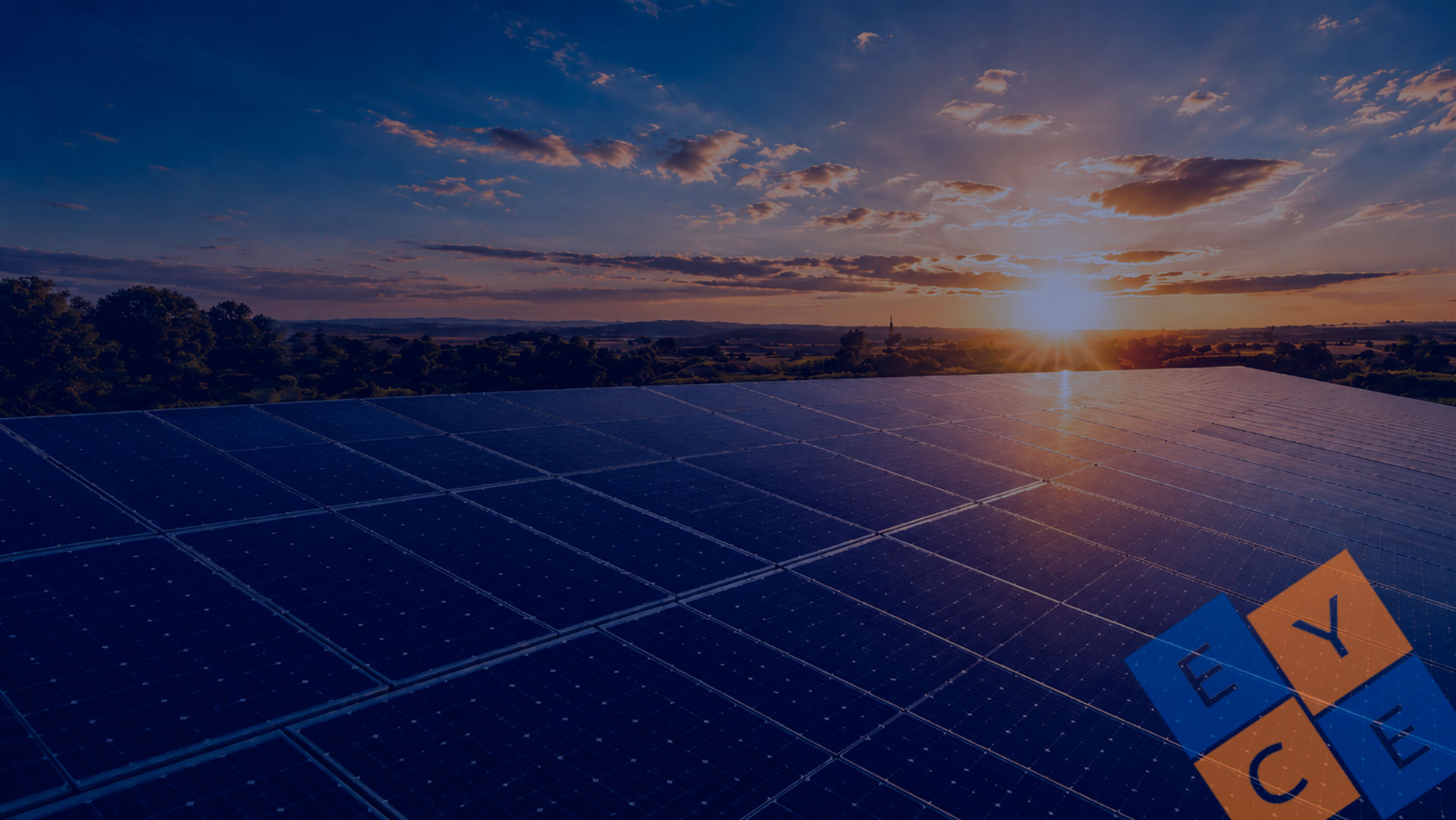 Instalación solar fotovoltaica al atardecer en Extremadura