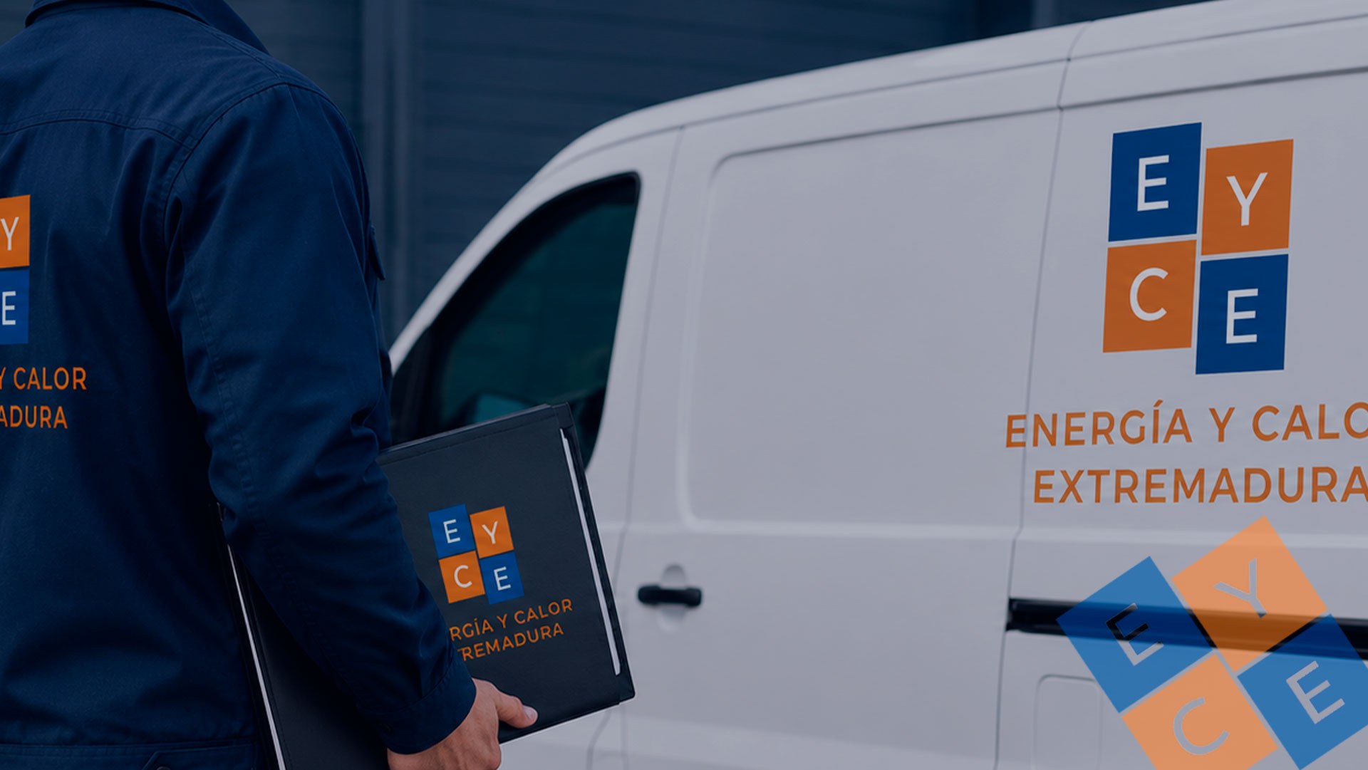 Técnico de Energía y Calor Extremadura con documentación junto al vehículo de empresa